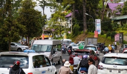 Hàng nghìn người đổ về Đà Lạt, các ngả đường quanh hồ Xuân Hương kẹt cứng dịp nghỉ lễ 30/4