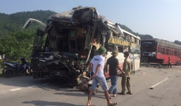 Xe giường nằm đâm container kinh hoàng trên quốc lộ