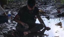 Môtô phân khối lớn bốc cháy, chủ nhân nhảy cầu tự cứu mình