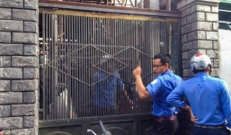 Khởi tố 2 mẹ con khóa cửa nhốt 6 cán bộ phường, dọa cho nổ bình gas