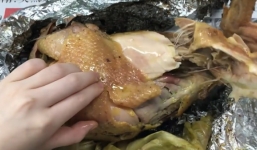 'Thánh ăn công sở' lại gây sốt với clip nướng gà bằng chậu hoa