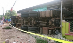 Xe đầu kéo đâm sập 3 nhà dân, 6 người mắc kẹt