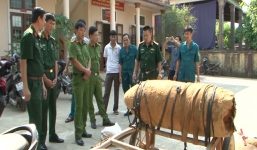 Chở quả bom nặng hơn 300 kg còn nguyên kíp nổ đi bán