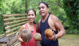 Cách bóc dừa đơn giản nhưng không nên làm thử