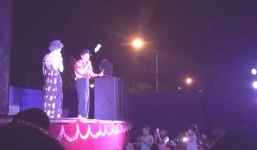 Trường Giang 'đứng hình' vì lại bị ném cả chai nước và ốp điện thoại