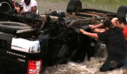 Video: Nghẹt thở giải cứu ba cha con trong xe lật úp giữa dòng lũ