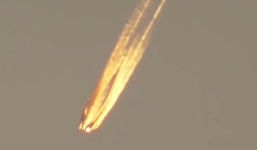 Video: Vệt lửa khổng lồ bí ẩn trên bầu trời Mỹ