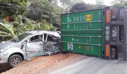 Xe container lật đổ vào 2 ôtô con, 4 người bị thương