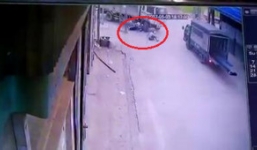 Thanh niên điều khiển xe máy lao thẳng vào bánh xe tải