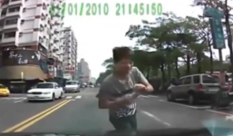 Hài hước với những màn lao người vào ô tô ăn vạ