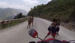 Xôn xao video nhóm trẻ em Hà Giang dàn hàng giật đồ của phượt thủ