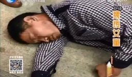 Bị bắt quả tang sàm sỡ bé gái 4 tuổi, tên biến thái nằm lăn giả chết