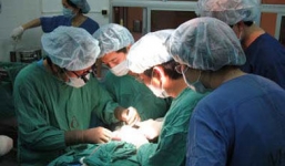 Hà Nội: Mổ lấy khối u buồng trứng nặng 1,8kg cho cô gái 20 tuổi