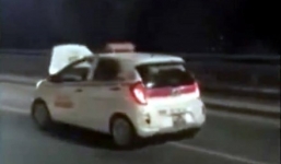 Tài xế taxi bật nắp capo chạy trên cầu Nhật Tân bị tước bằng