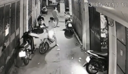 Cặp vợ chồng mang theo con nhỏ đi ăn trộm túi xách gây phẫn nộ