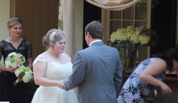 Video: Chủ hôn nôn thốc nôn tháo khi dâu rể trao lời thề gây sốt MXH