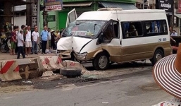 Xe khách lao vào dải phân cách, nhiều người bị thương