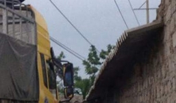 Ngồi trên nóc xe tải, người đàn ông bị điện giật chết