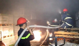 Cảnh sát cứu 3 ôtô thoát khỏi đám cháy ở Quảng Ninh