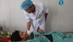 Cứu sống người đàn ông dùng rựa cắt cổ họng