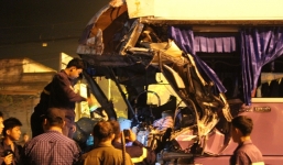 Xe khách tông xe container, tài xế cùng phụ xe thương vong