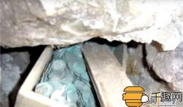 Tường nhà nứt toác, lộ ra hòm tiền vàng bí mật