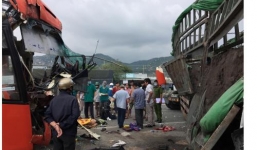 Xe khách giường nằm tông xe đầu kéo trên quốc lộ 1A