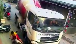 Tài xế xe bồn cố tình đánh lái, định cán qua người 2 mẹ con đi xe máy