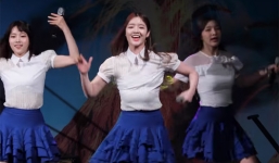 Ca sĩ Hàn gặp sự cố trang phục vì nhảy quá sung