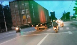 Thùng container 'lơ lửng' trong thành phố, nhiều người đi đường khiếp vía