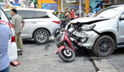 Tai nạn liên hoàn: 4 xe dính chặt vào nhau, SH bị kẹp chặt ở giữa 