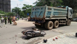 Chở con đi học, người mẹ bị xe ben cán tử vong