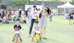 Con trai 'bà trùm' Hạ Vy hào hứng đua xe thăng bằng