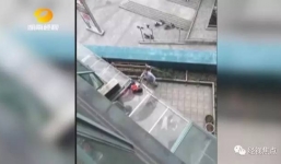 Bố mẹ ngủ say không biết con rơi từ ban công tầng 10 nguy kịch