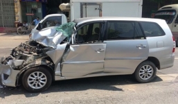 Xe biển xanh đâm đuôi xe tải, 2 người bị thương