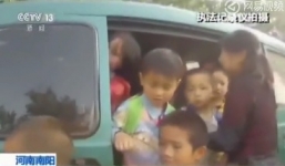 Video: Cảnh sát phát hiện xe 7 chỗ nhồi nhét 37 giáo viên, học sinh