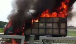 Xe tải bốc cháy ngùn ngụt trên cầu Cần Thơ