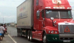 Nam sinh lớp 6 ngã ra đường do gió cuốn, bị container cán tử vong