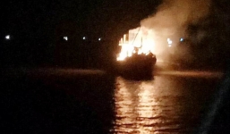 Tàu cá ở Thanh Hóa bốc cháy dữ dội trong đêm