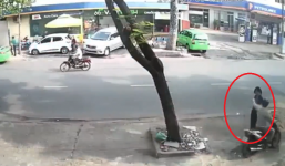 Mải nhắn tin trên vỉa hè, cô gái bị giật phăng điện thoại 