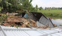 Thêm 6 căn nhà ở An Giang bị sụp xuống kênh