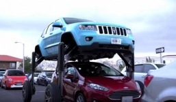 Xe hơi tự nâng bánh cao 3 m để di chuyển chống tắc đường