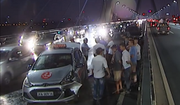 6 ô tô đâm nhau liên hoàn gây ùn tắc nghiêm trọng trên cầu Nhật Tân