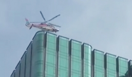 Máy bay trực thăng hạ cánh trên nóc tòa nhà cao tầng ở Sài Gòn