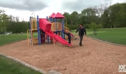 Video: Bố mải chơi điện thoại, con trai bị bắt cóc trước mặt mà không biết