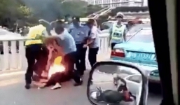 Video: Chữa cháy 'khó đỡ' như cảnh sát Trung Quốc