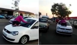 Video: Thấy chồng chở bồ nhí, vợ liều lĩnh đu bám đầu xe