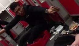 Video: Tiếp viên gào thét vì văng lên nóc khi máy bay ở vùng nhiễu động