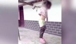 Video: Xé giấy ly hôn của bố mẹ, bé gái bị đánh đập, treo trước cửa nhà 