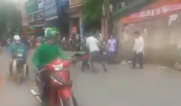 GrabBike cầm mũ bảo hiểm lao vào đánh nhau với xe ôm truyền thống